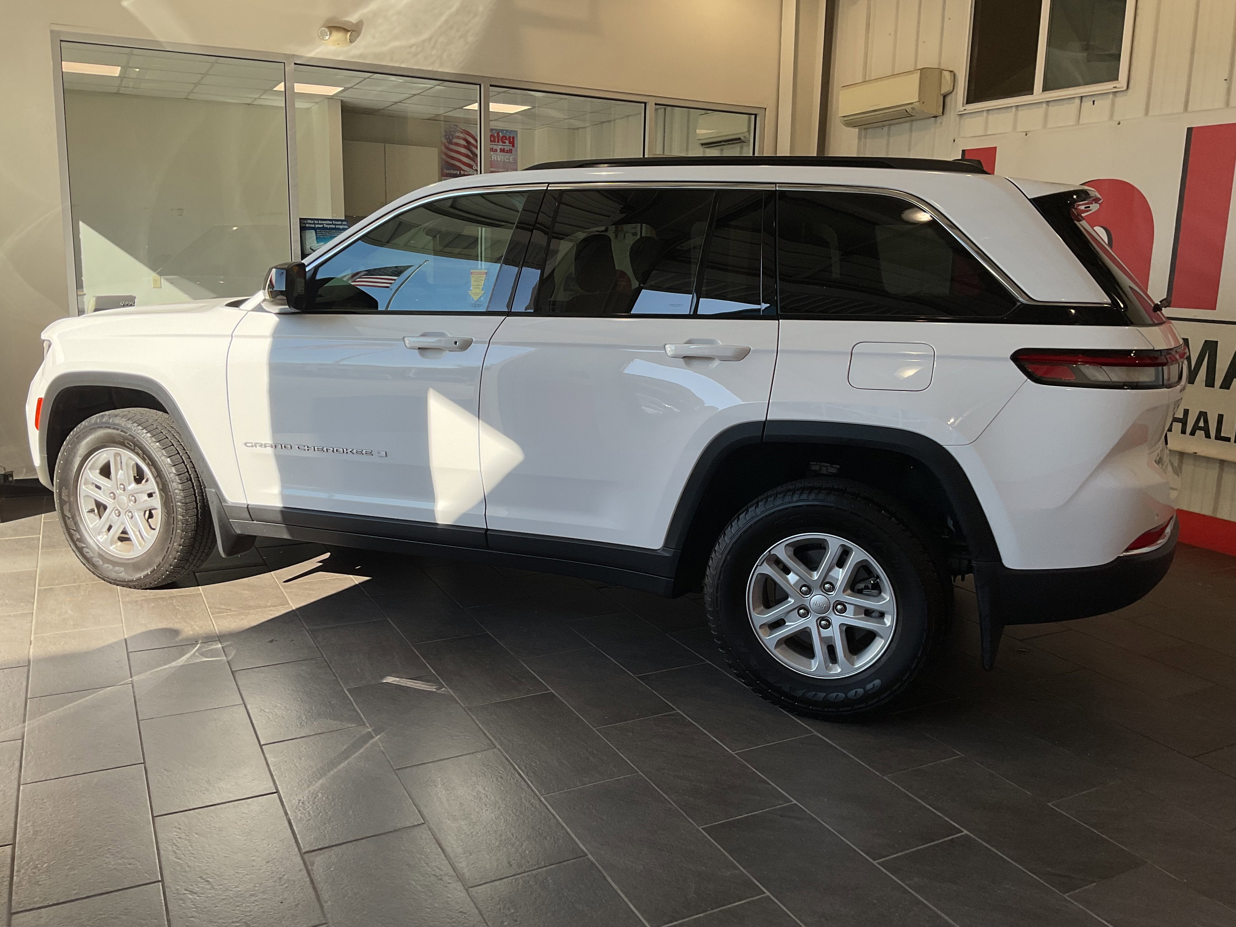 2025 Jeep Grand Cherokee Laredo