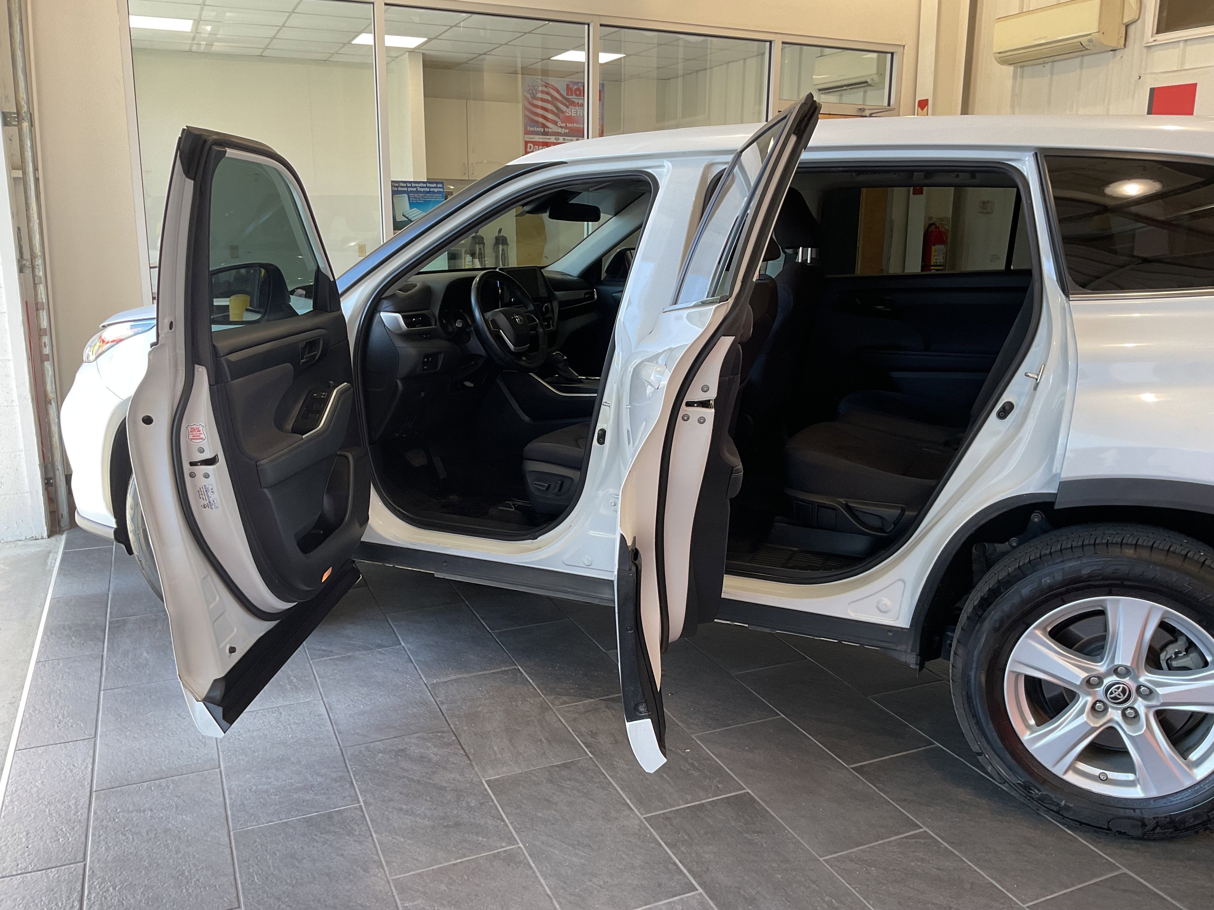 2023 Toyota Highlander LE