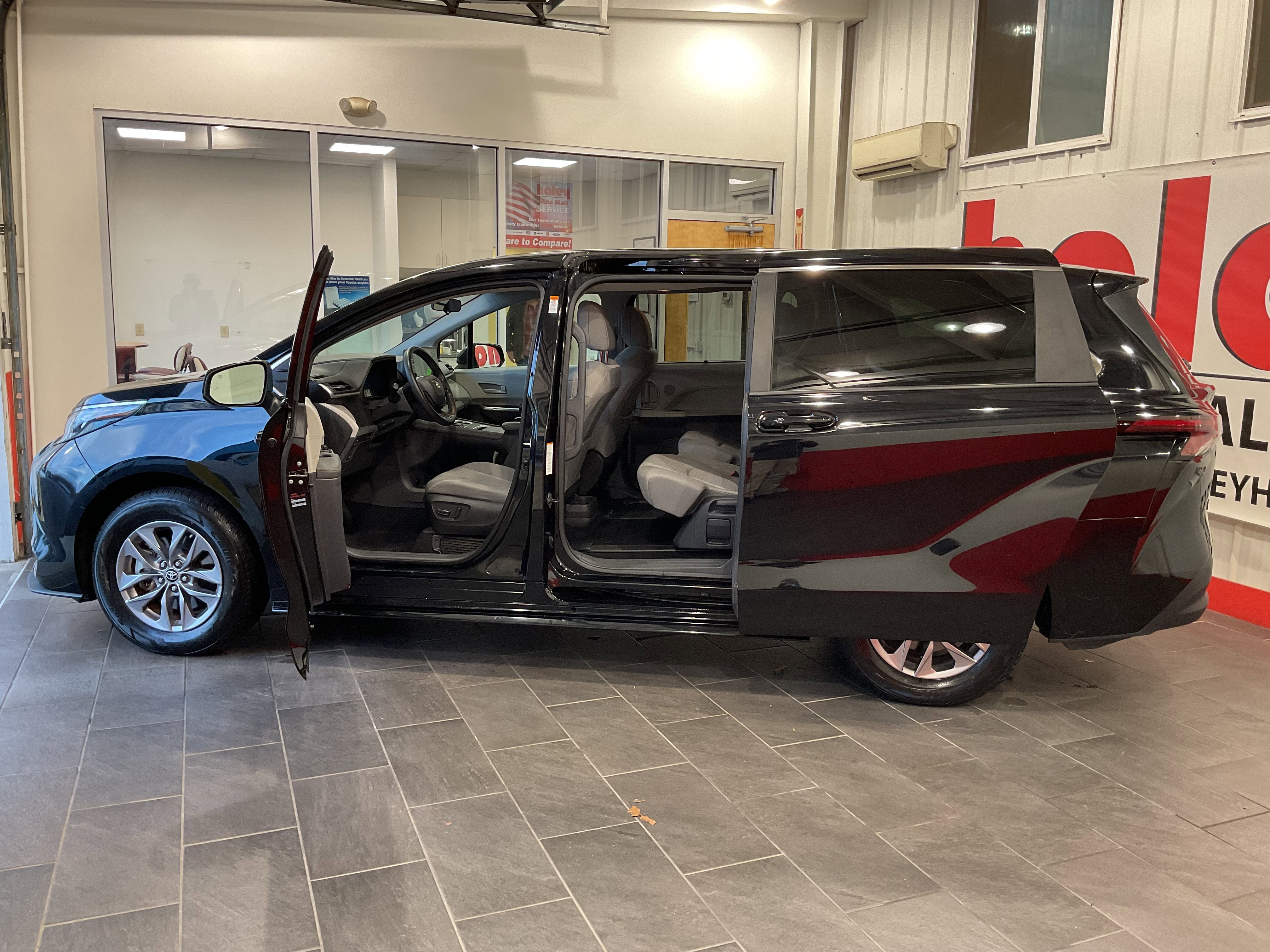 2024 Toyota Sienna LE