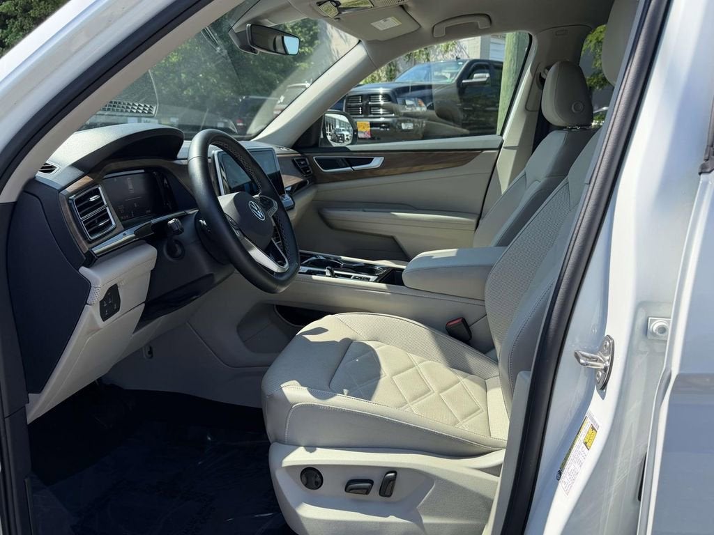 2025 Volkswagen Atlas 2.0T SE w/Technology