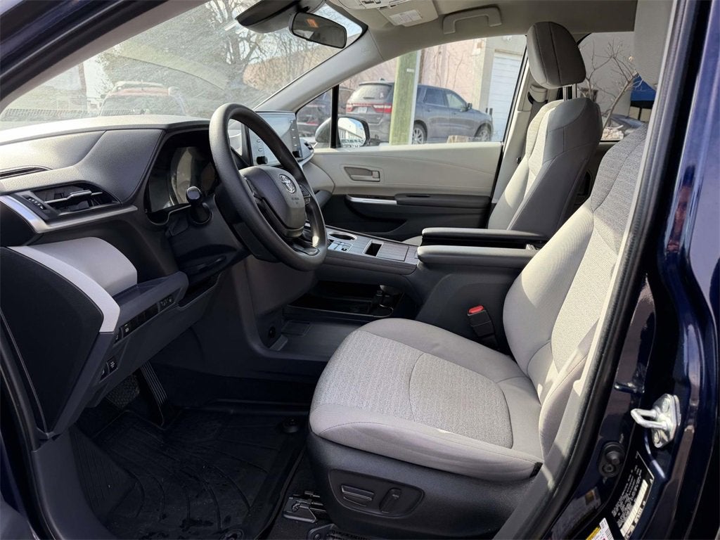 2023 Toyota Sienna LE