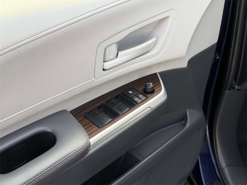 2023 Toyota Sienna LE