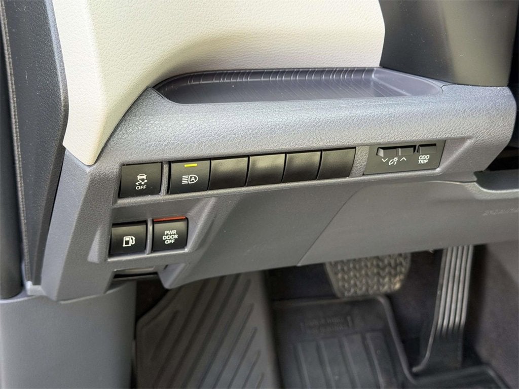 2023 Toyota Sienna LE