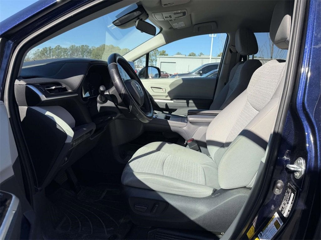 2023 Toyota Sienna LE