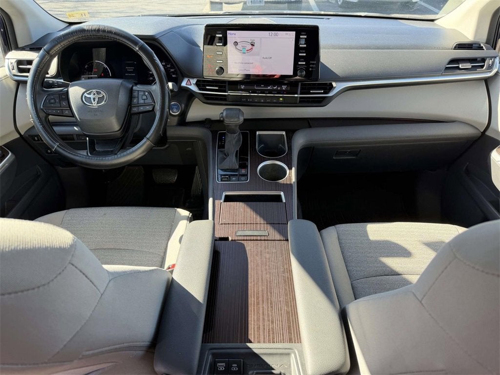 2023 Toyota Sienna LE