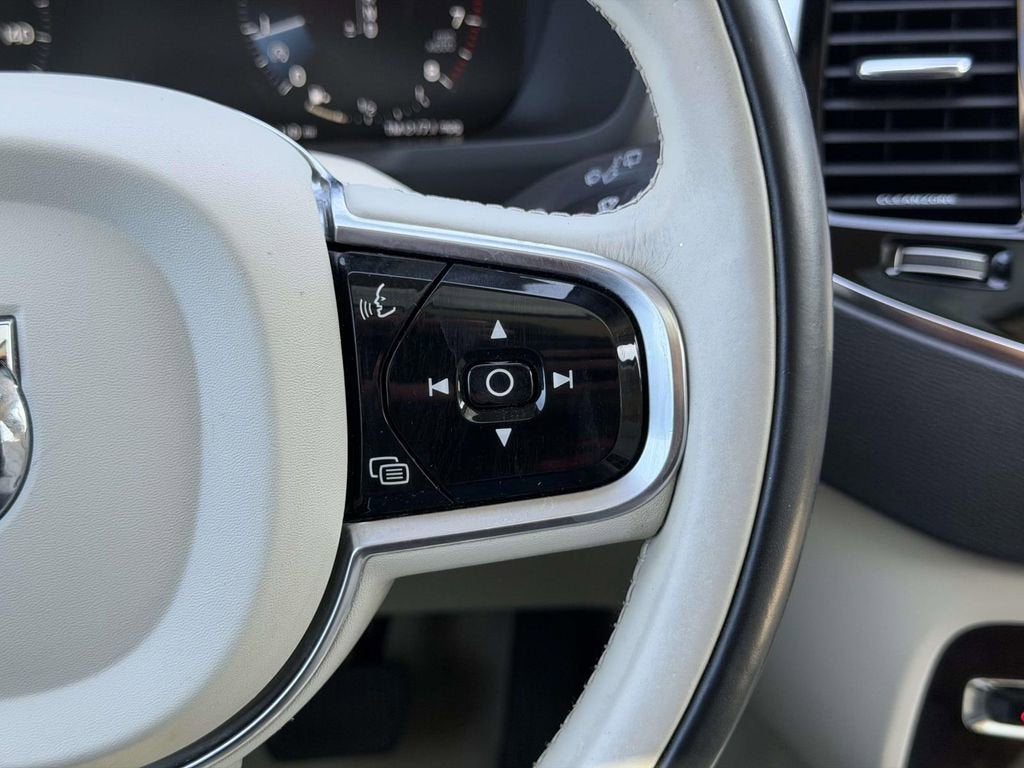 2016 Volvo XC90 T6 Momentum