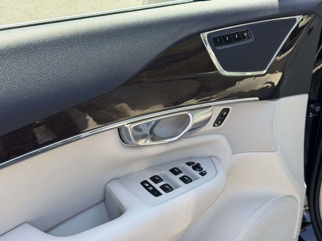 2016 Volvo XC90 T6 Momentum