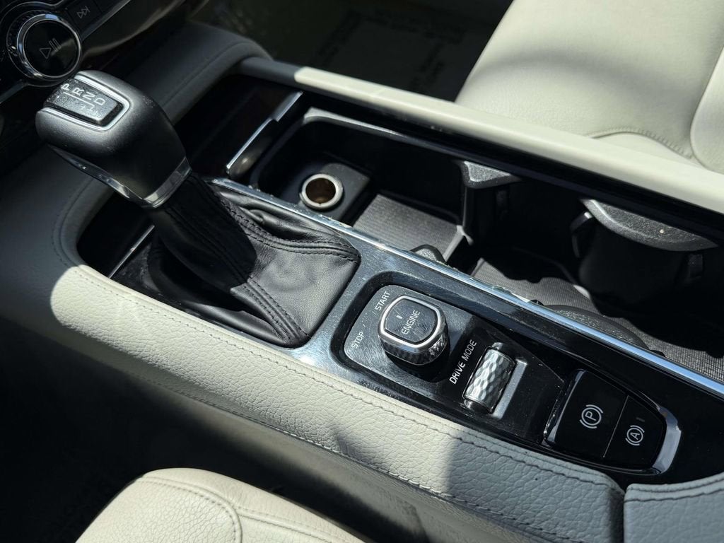 2016 Volvo XC90 T6 Momentum
