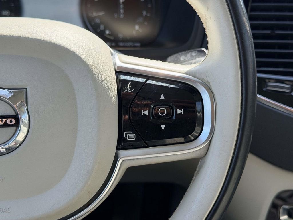 2016 Volvo XC90 T6 Momentum
