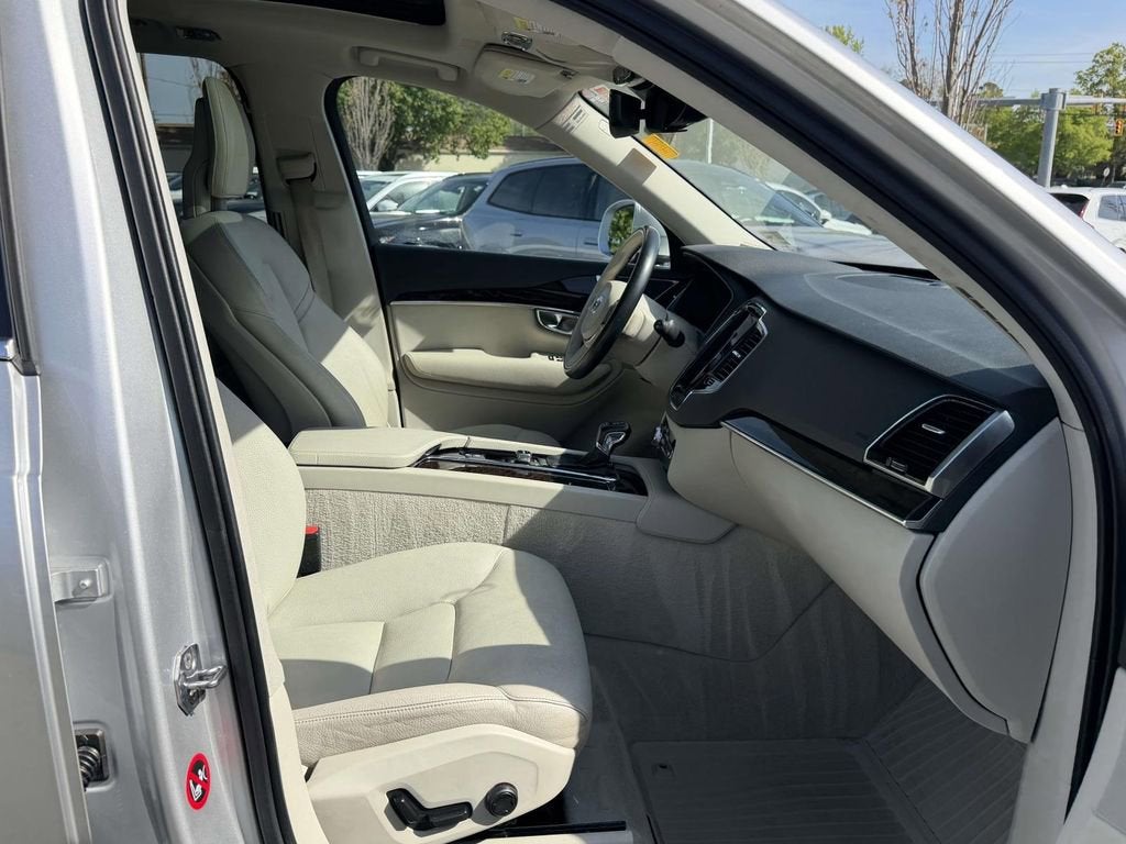 2016 Volvo XC90 T6 Momentum