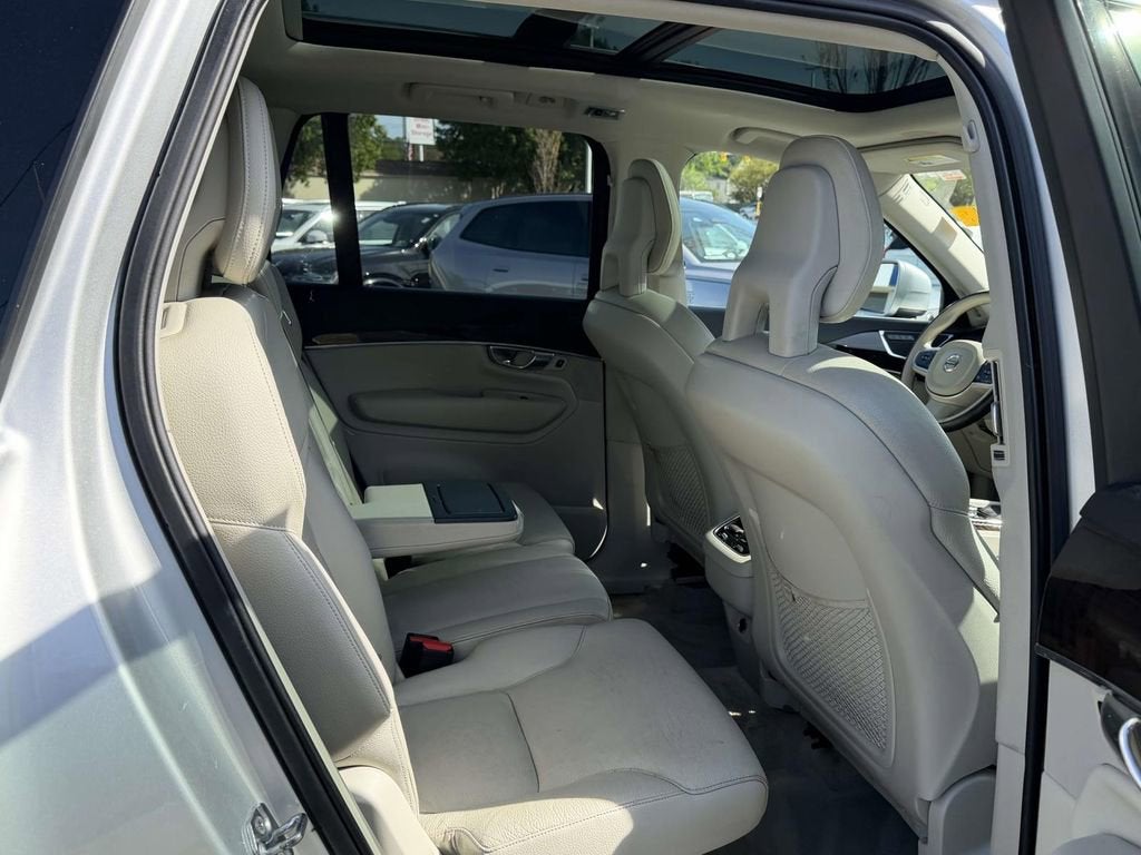 2016 Volvo XC90 T6 Momentum