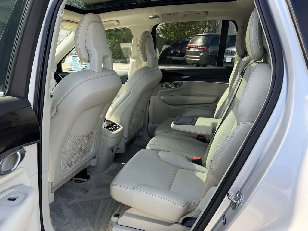 2016 Volvo XC90 T6 Momentum