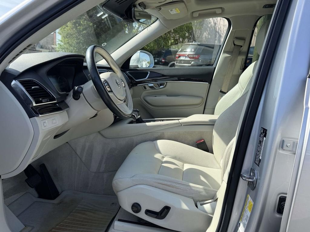 2016 Volvo XC90 T6 Momentum
