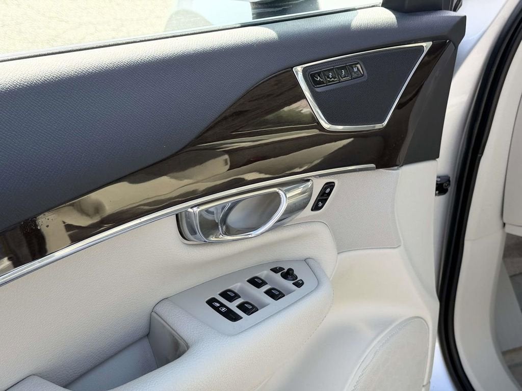 2016 Volvo XC90 T6 Momentum