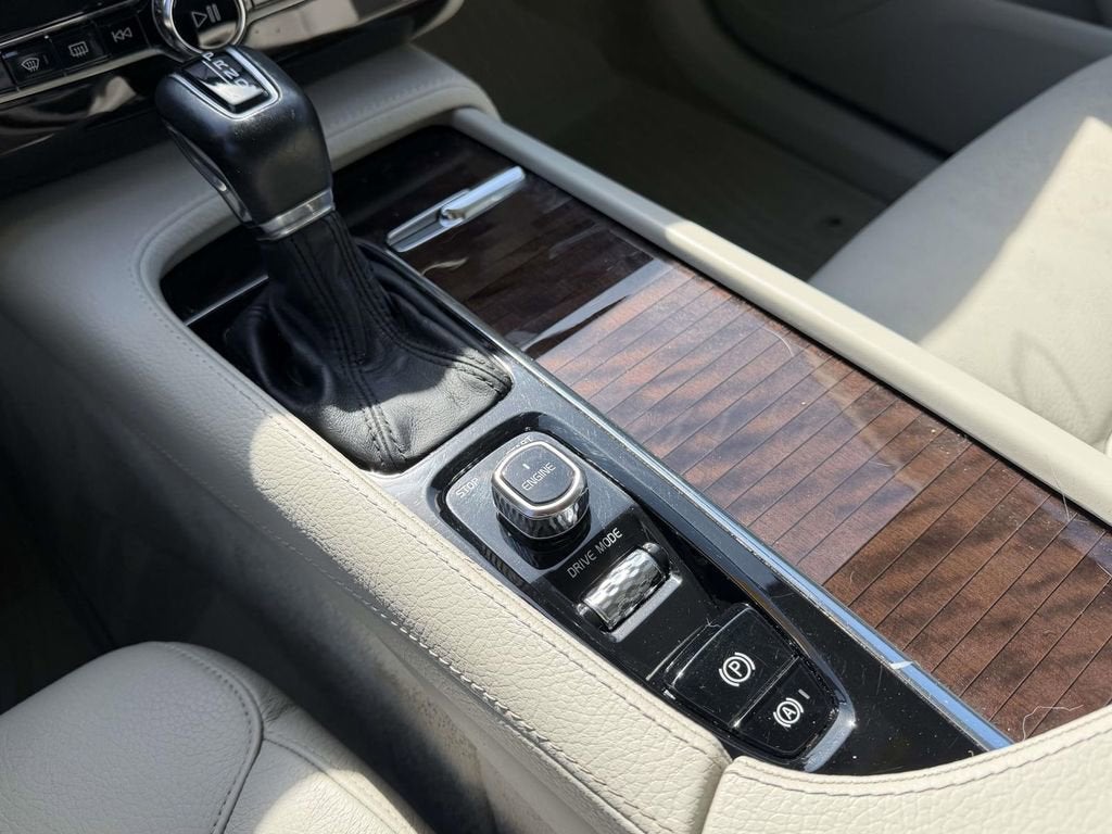 2016 Volvo XC90 T6 Momentum