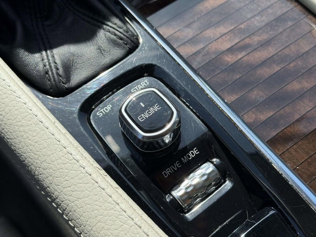 2016 Volvo XC90 T6 Momentum