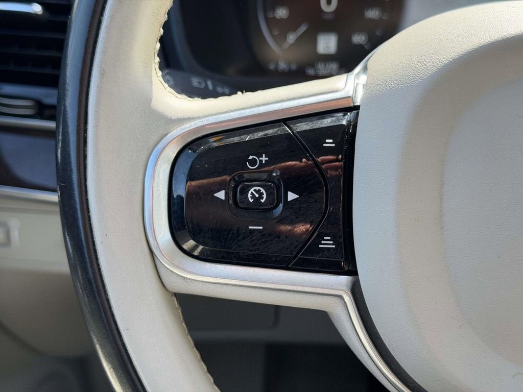 2016 Volvo XC90 T6 Momentum