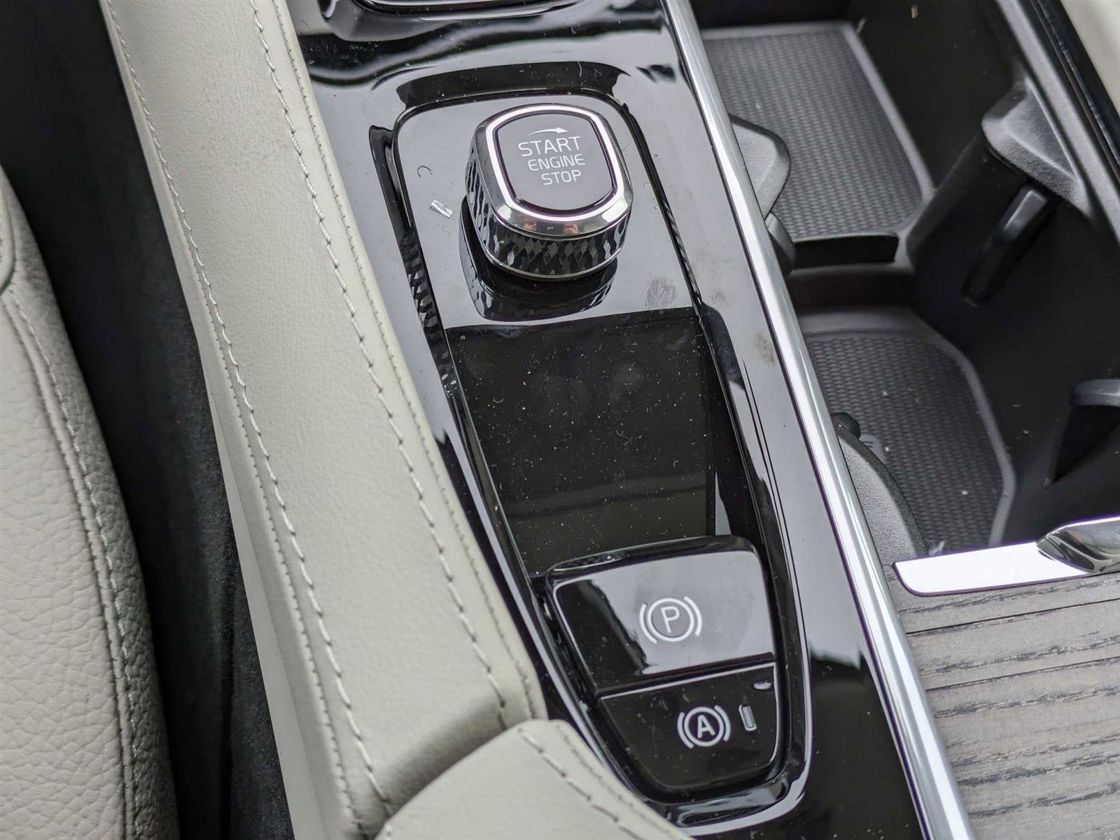 2024 Volvo XC90 Recharge Plug-In Hybrid Plus Bright Theme