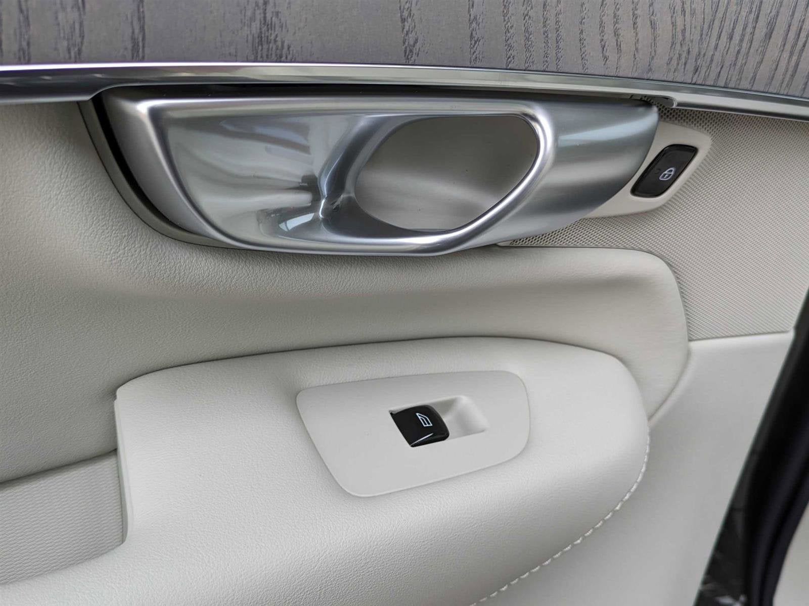 2024 Volvo XC90 Recharge Plug-In Hybrid Plus Bright Theme