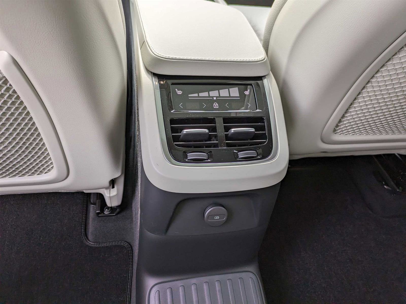 2024 Volvo XC90 Recharge Plug-In Hybrid Plus Bright Theme
