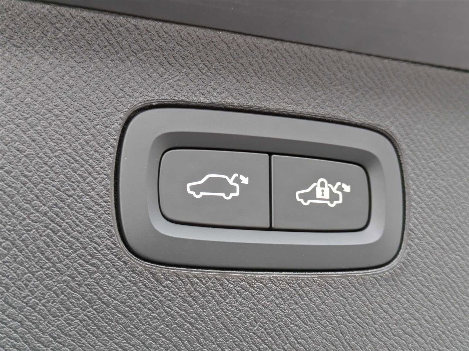 2024 Volvo XC90 Recharge Plug-In Hybrid Plus Bright Theme