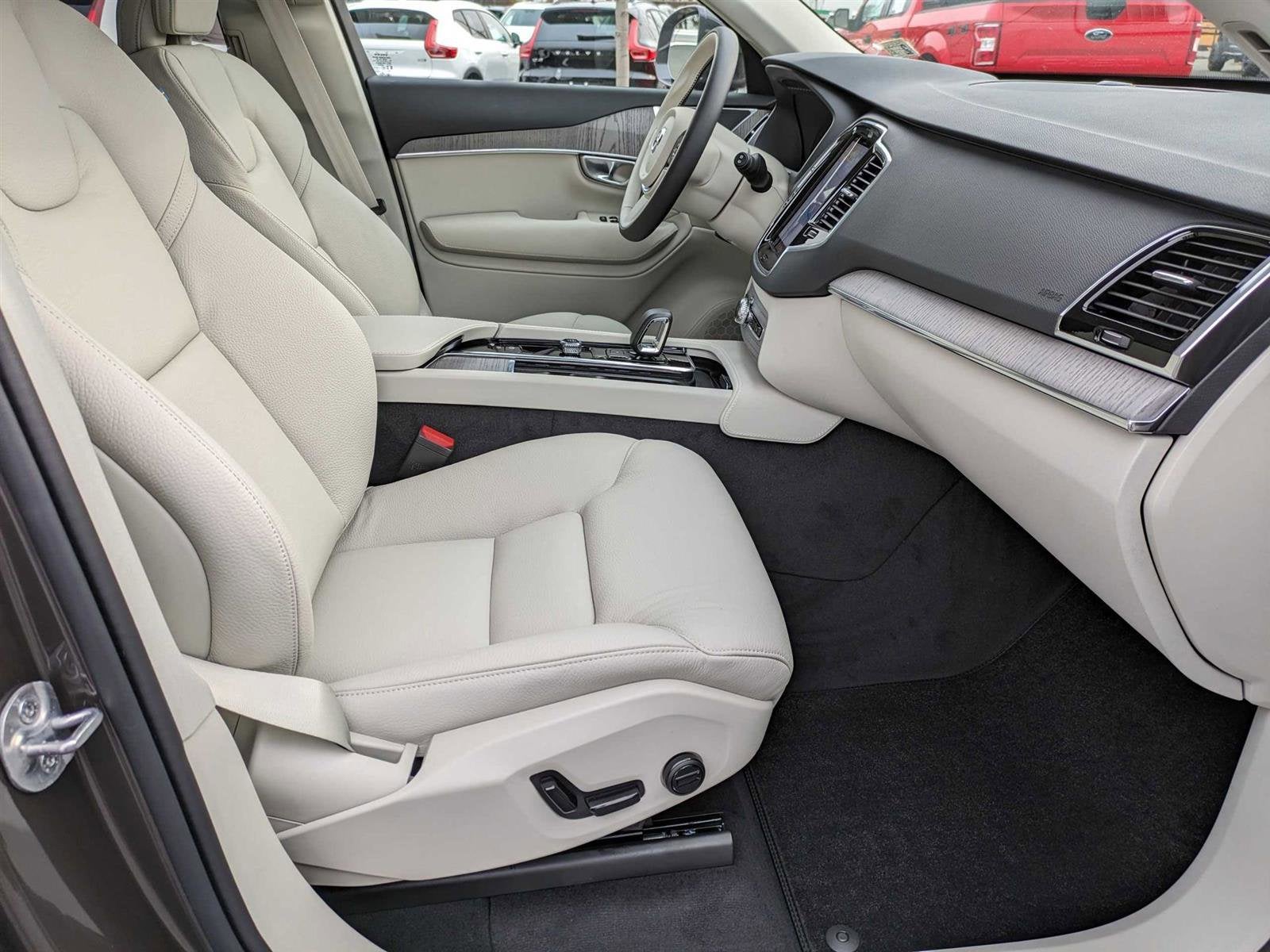 2024 Volvo XC90 Recharge Plug-In Hybrid Plus Bright Theme