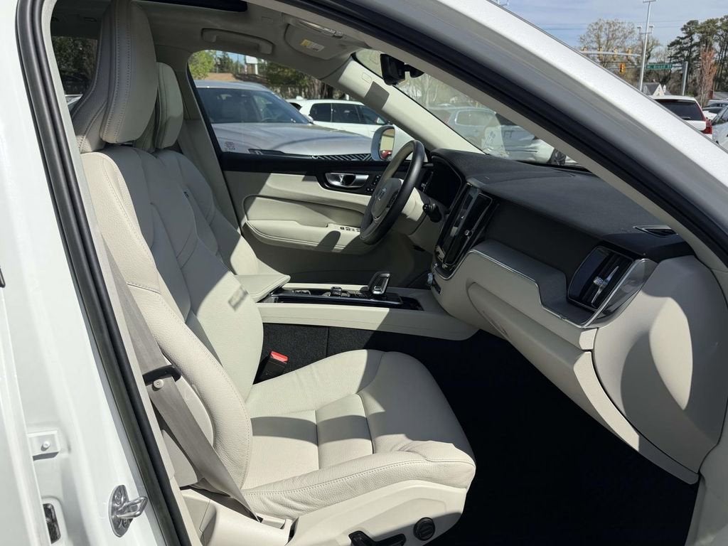 2023 Volvo XC60 B5 Plus Bright Theme