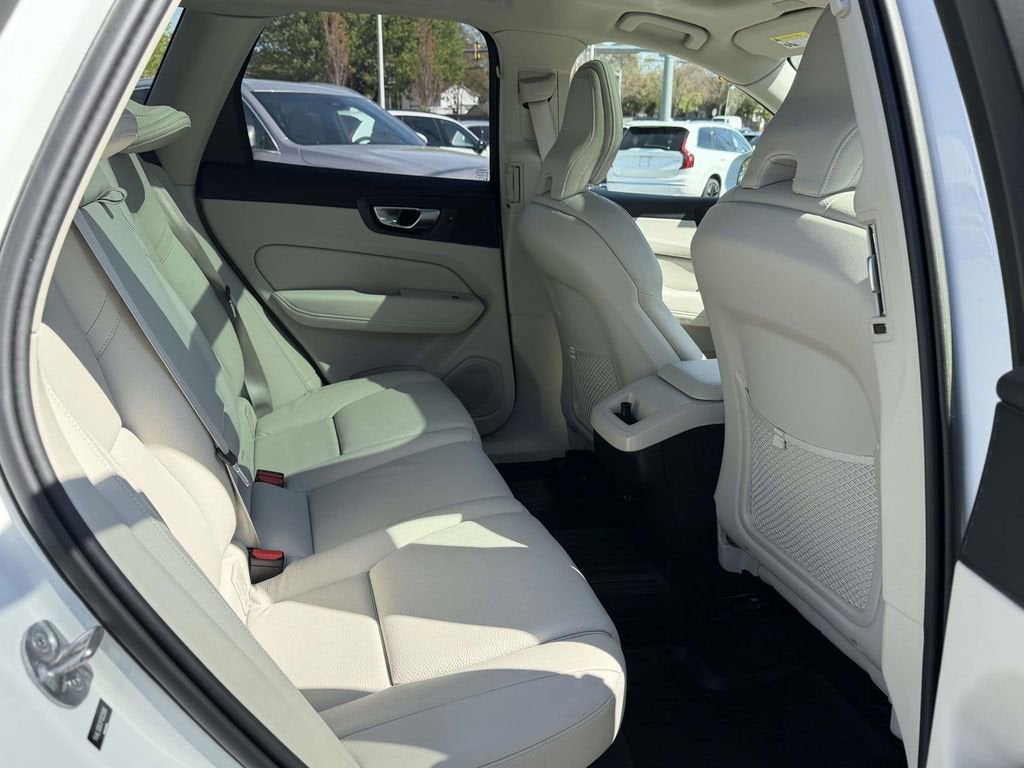 2023 Volvo XC60 B5 Plus Bright Theme