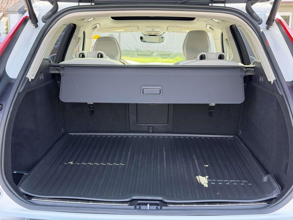 2023 Volvo XC60 B5 Plus Bright Theme