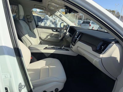 2022 Volvo XC60 B5 Momentum