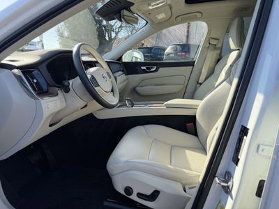 2022 Volvo XC60 B5 Momentum