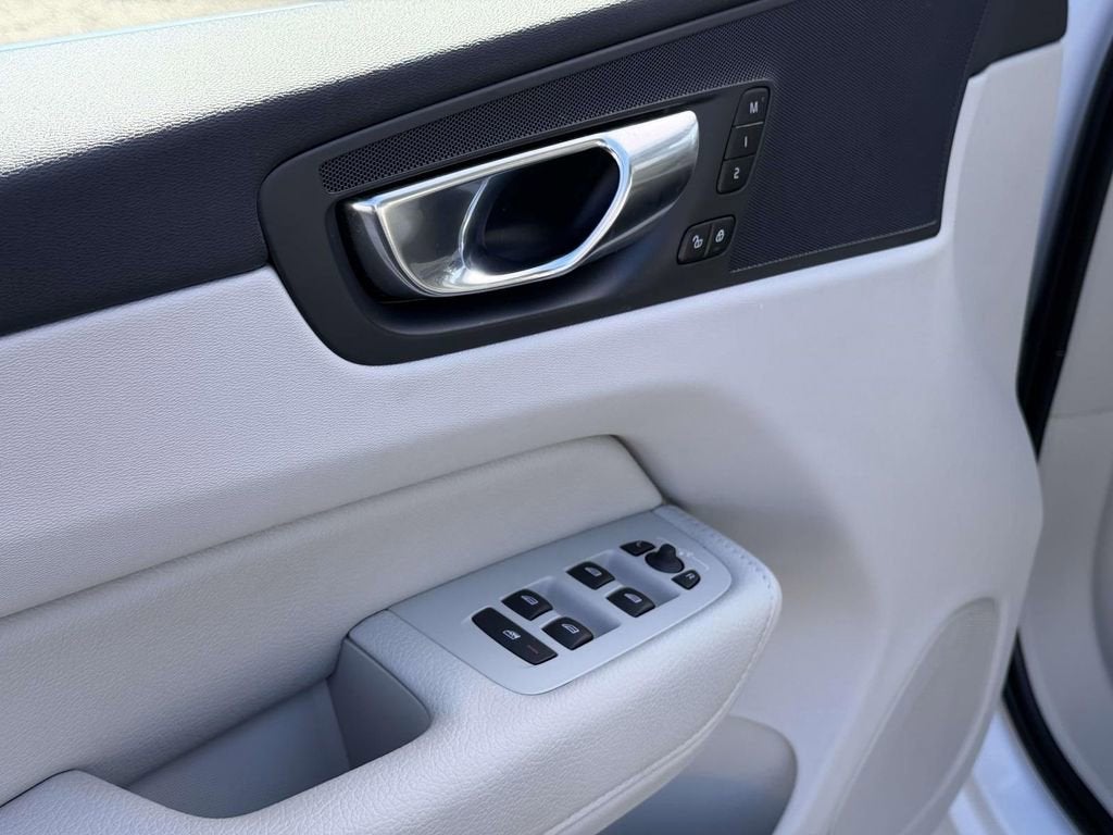 2022 Volvo XC60 B5 Momentum