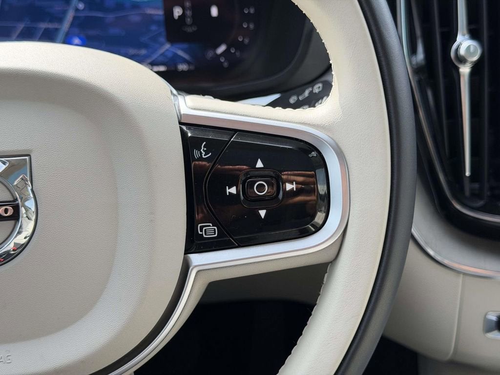 2023 Volvo XC60 B5 Plus Dark Theme