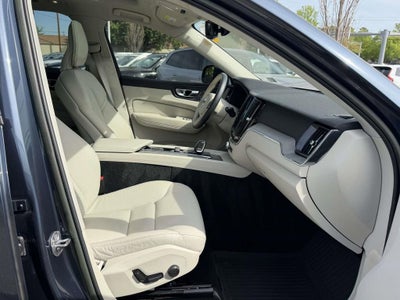 2023 Volvo XC60 B5 Plus Dark Theme