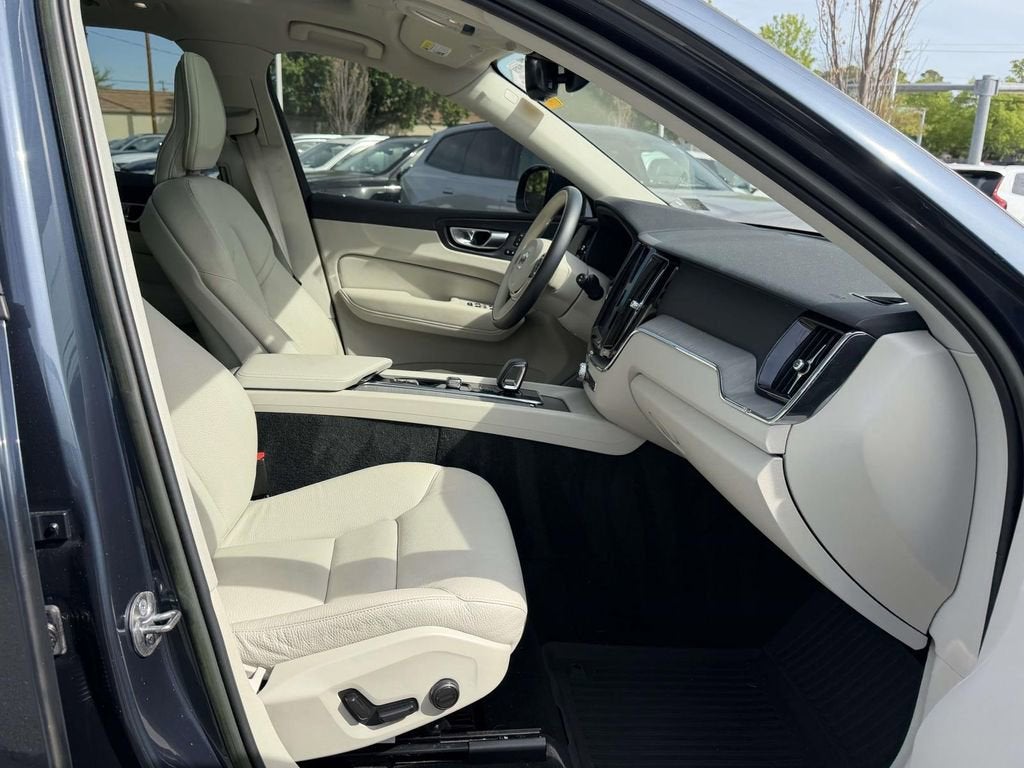 2023 Volvo XC60 B5 Plus Dark Theme