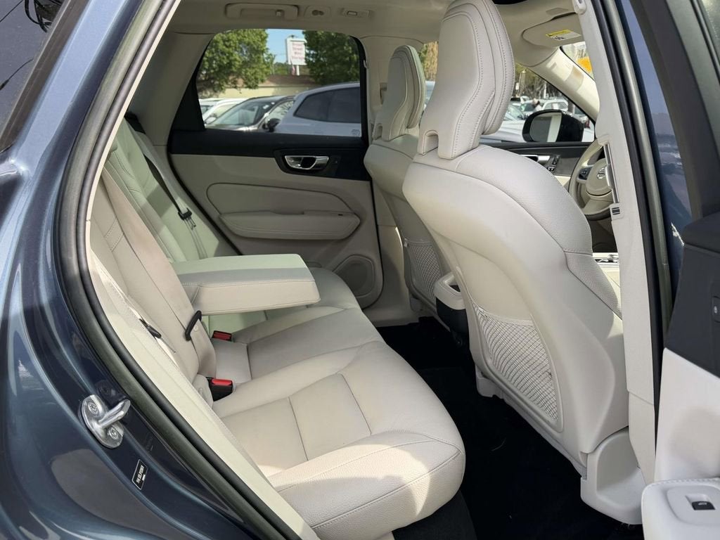 2023 Volvo XC60 B5 Plus Dark Theme