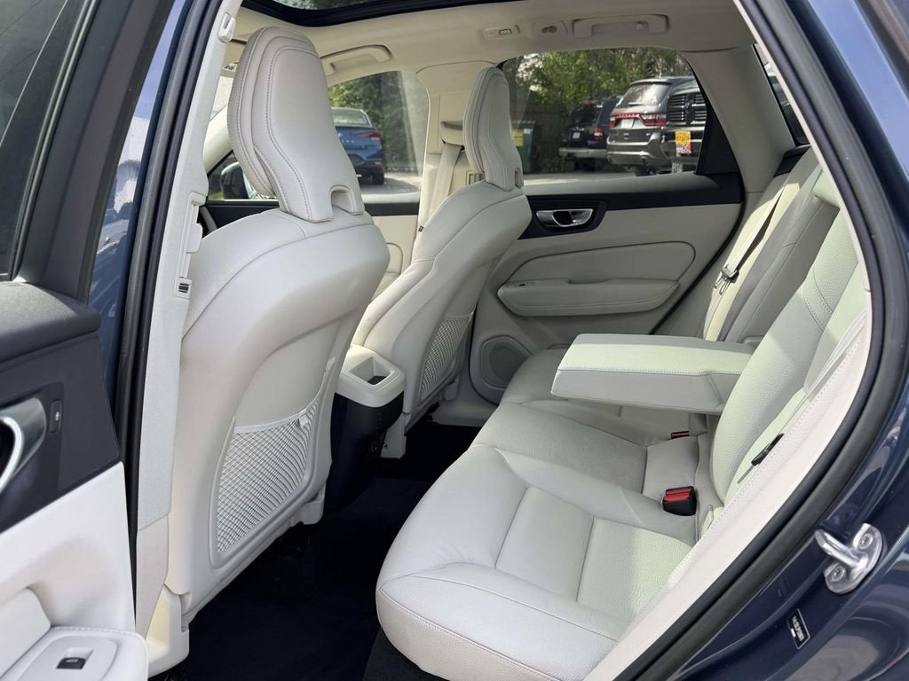 2023 Volvo XC60 B5 Plus Dark Theme