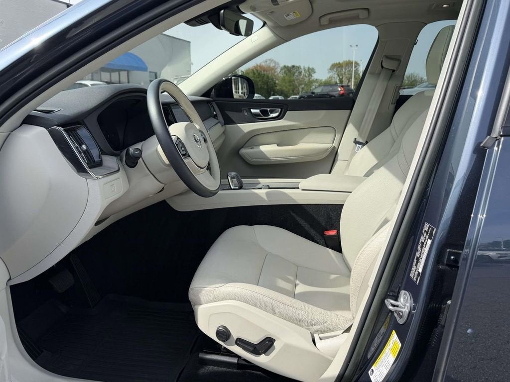 2023 Volvo XC60 B5 Plus Dark Theme