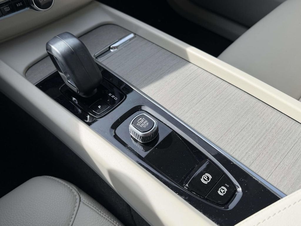 2023 Volvo XC60 B5 Plus Dark Theme