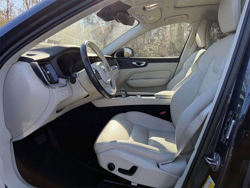 2023 Volvo XC60 B5 Plus Dark Theme