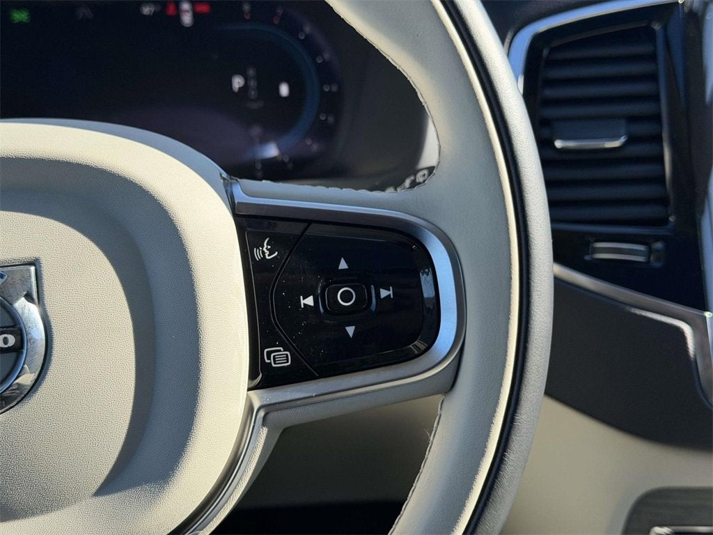 2024 Volvo XC90 B5 Plus