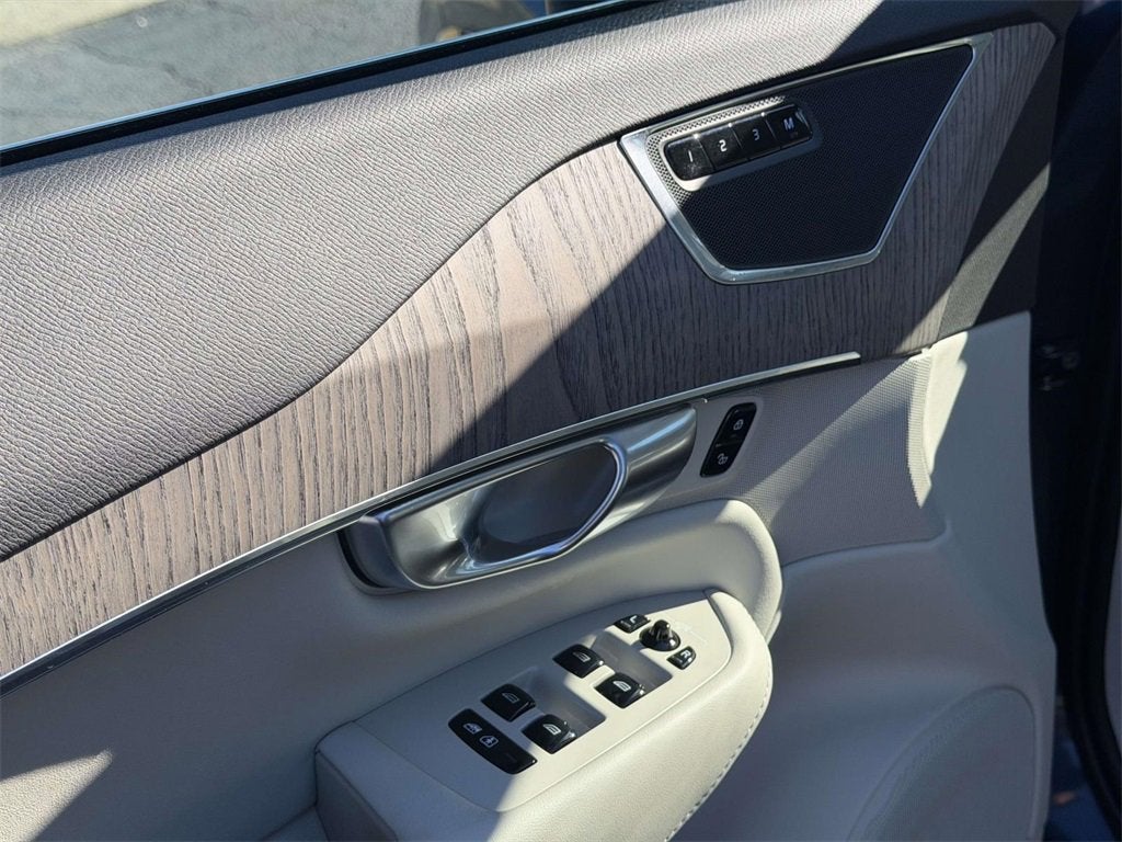 2024 Volvo XC90 B5 Plus