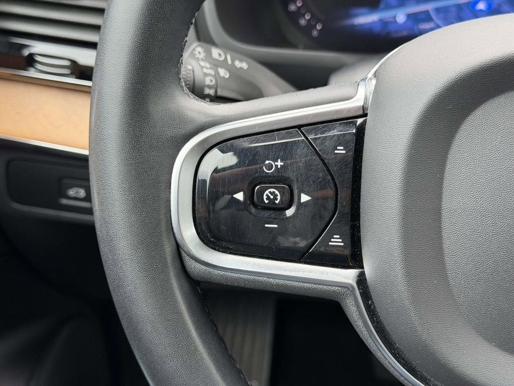 2023 Volvo XC90 B5 Plus