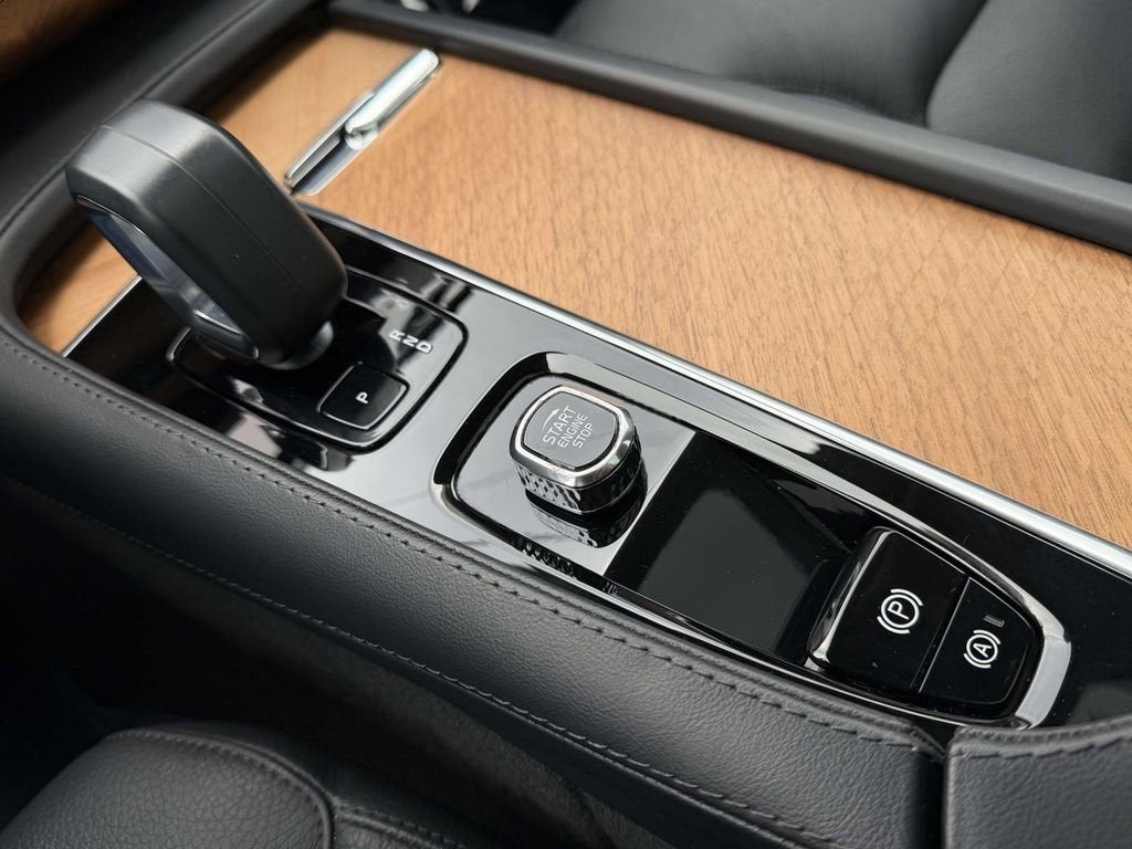 2023 Volvo XC90 B5 Plus