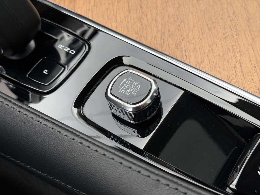 2023 Volvo XC90 B5 Plus