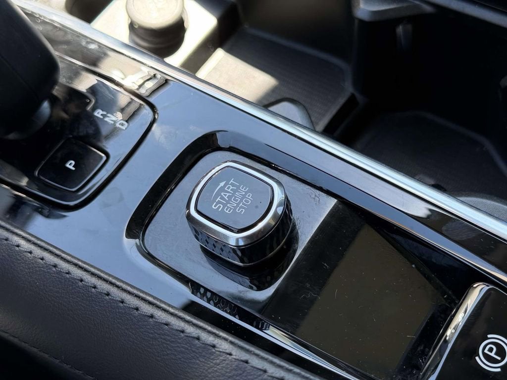 2023 Volvo XC90 B5 Plus