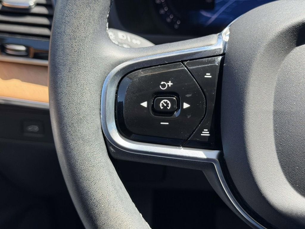 2023 Volvo XC90 B5 Plus