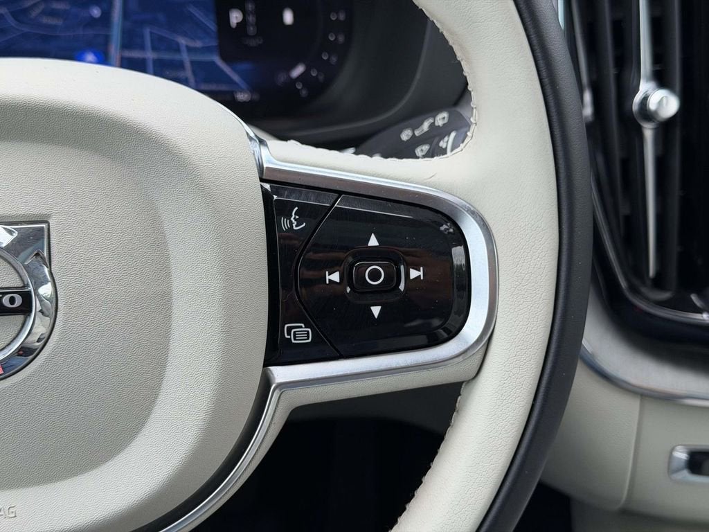 2023 Volvo XC60 B5 Ultimate Bright Theme