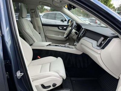 2023 Volvo XC60 B5 Ultimate Bright Theme