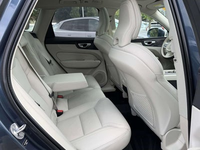 2023 Volvo XC60 B5 Ultimate Bright Theme